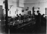 В химической лаборатории в годы войны