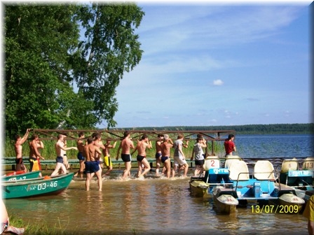 Около 100 студентов обливались водой в честь праздника Татьянин день на Мавлюкеевском озере (фото)