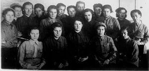 Студентки-сандружинницы 2-3 курсов ИЭИ, 1941 г.
